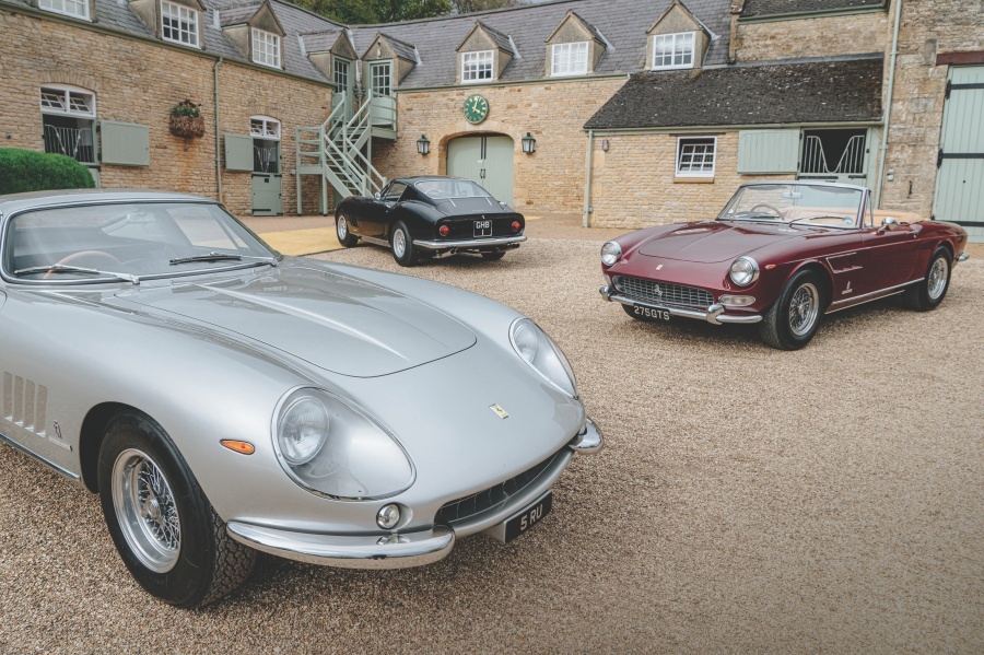 シルバーのフェラーリ275 GTB/4と、レッドのフェラーリ275 GTS、ブラックのフェラーリ275 GTB