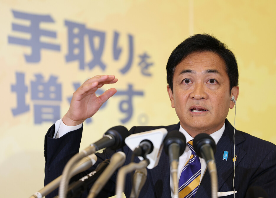 取材に応じる国民民主党の玉木雄一郎代表＝２７日午後、東京都新宿区