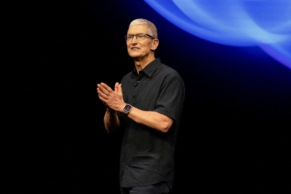 米アップルのティム・クック最高経営責任者（ＣＥＯ）は、北京で行われた中国政府との会合で、同社が中国への投資を増やすことでサプライチェーンの発展に貢献すると述べた。国営の新華社が２４日報じた。写真は９月９日、カリフォルニア州クパチーノで撮影（２０２４年　ロイター/Manuel Orbegozo）