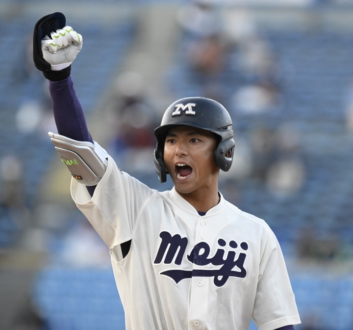 明大・宗山は7回裏に同点タイムリー。一塁ベンチに向かってガッツポーズを見せた[写真=矢野寿明]