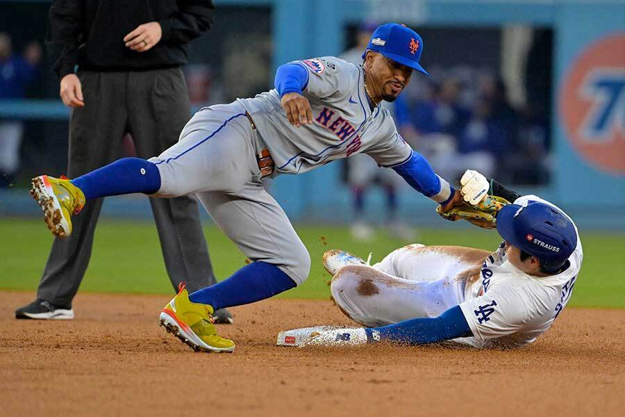 二塁に滑り込む大谷翔平（右）にタッチするフランシスコ・リンドーア【写真：ロイター】