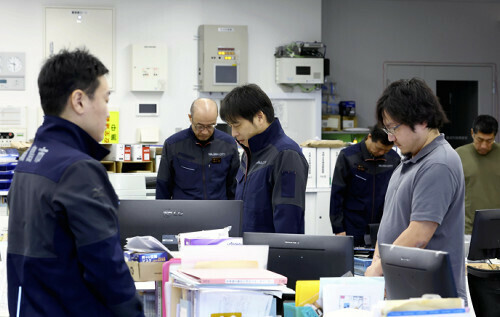 記録的大雨による災害から１か月、輪島市役所で黙祷する市職員ら（２１日午前９時３０分、石川県輪島市で）＝桐山弘太撮影