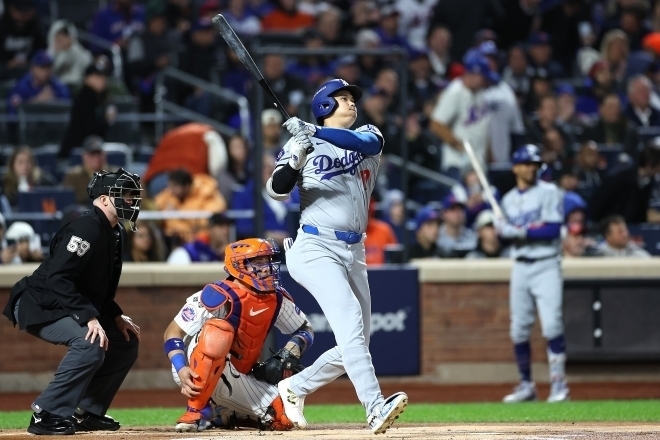 ２夜連続のポストシーズン第３号を放つ大谷。打球速度190キロを計測した。(C)Getty Images