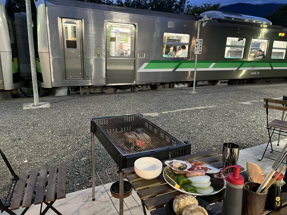 駅構内でバーベキューができる