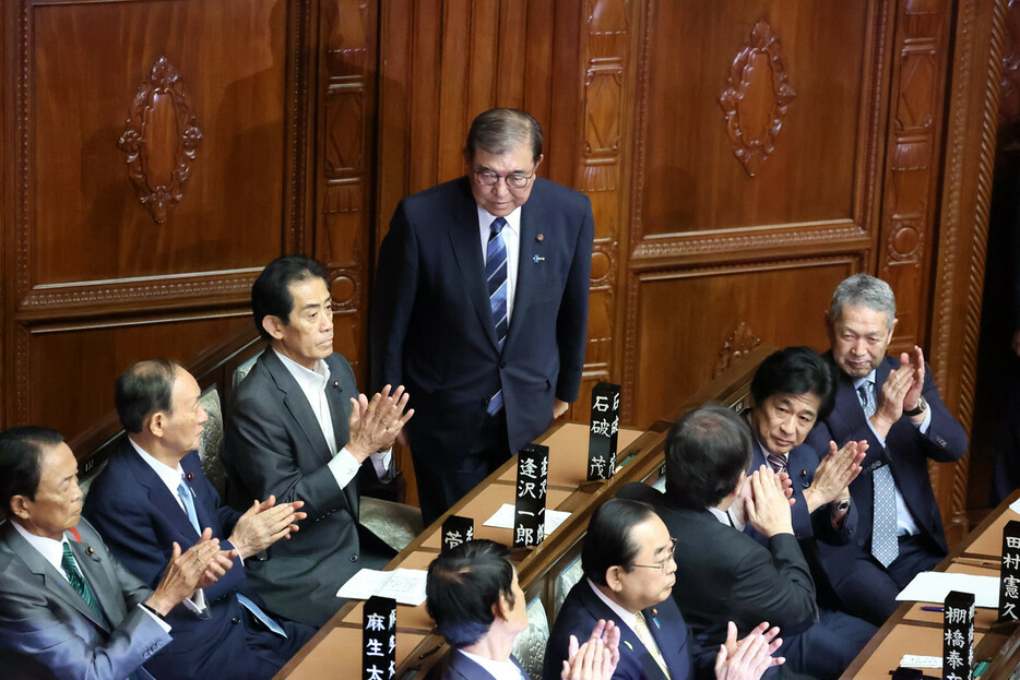 衆院本会議で第１０２代内閣総理大臣に指名された自民党の石破茂総裁（中央）＝１日午後、国会内