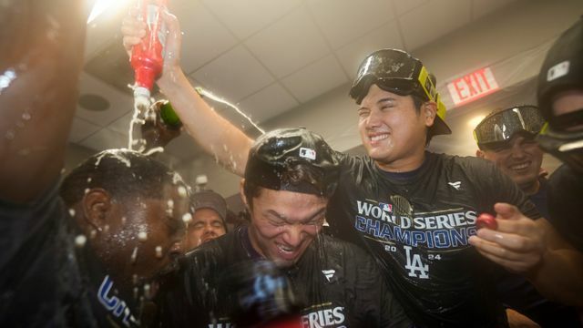 シャンパンファイトを楽しむ大谷翔平選手と山本由伸投手(写真：AP/アフロ)