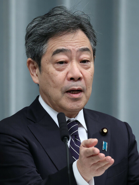 青木一彦官房副長官（写真）は２３日の記者会見で、東京証券取引所社員がインサイダー取引に関与した疑いがあることについて「大変遺憾だ」と述べた＝首相官邸