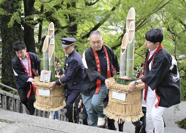 神事を前に門松を運び入れる宇和島青年会議所のメンバーら