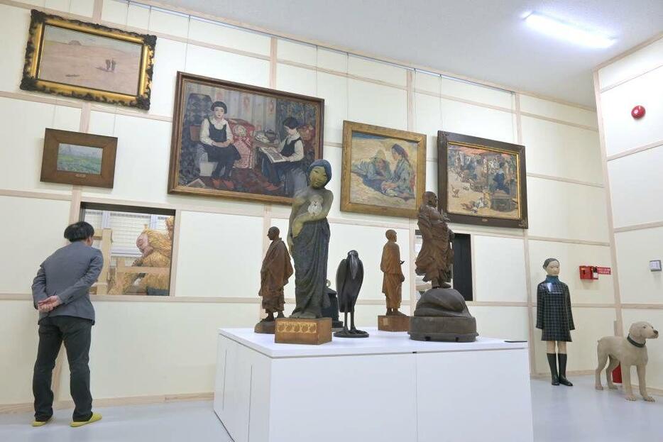 収蔵棟2階の展示室。小窓から収蔵作品が見られる