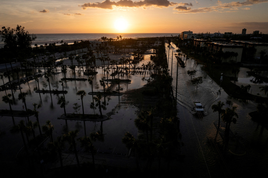 国際科学者チームは１１日、米フロリダ州西岸に今週、猛烈な風と豪雨をもたらしたハリケーン「ミルトン」について、人為的な気候変動によってより強度が増したと発表した。米フロリダ州で１０日撮影（２０２４年　ロイター/Marco Bello）