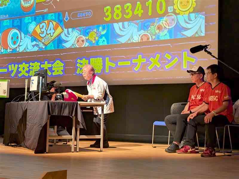 ねんりんピックのeスポーツ競技で長崎県チームと対戦する熊本県チームの宮﨑たづ子さん＝21日、鳥取県境港市