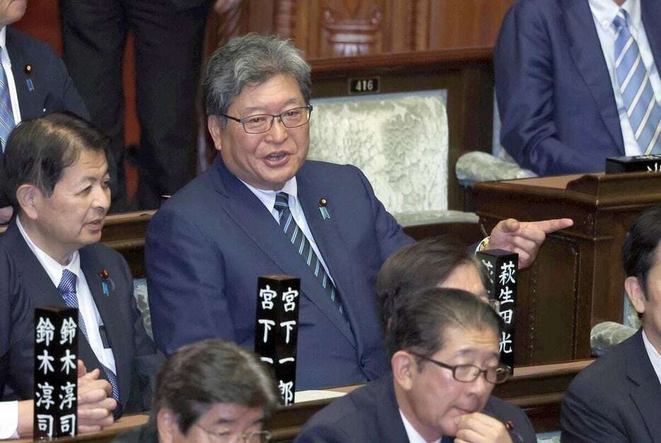 衆院本会議に臨む自民党の萩生田光一氏（中央）＝9日午後（春名中撮影）