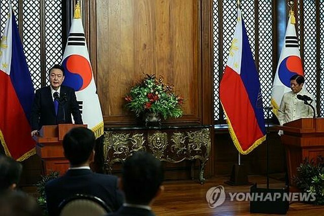 共同記者会見を行う韓国の尹錫悦大統領（左）とフィリピンのマルコス大統領＝7日、マニラ（聯合ニュース）