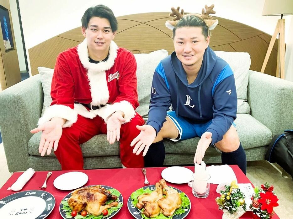 ライオンズクリスマスチキンを勧める西武・西川愛也（左）と佐藤龍世（球団提供）