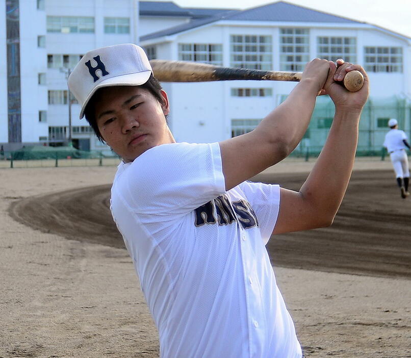 素振りをする浜松商・曽布川