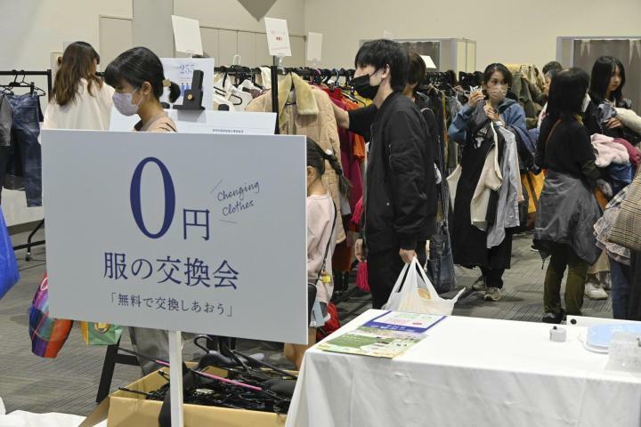 自宅の不要な服と会場の欲しい服とを無料で取り換えられる「服の交換会」