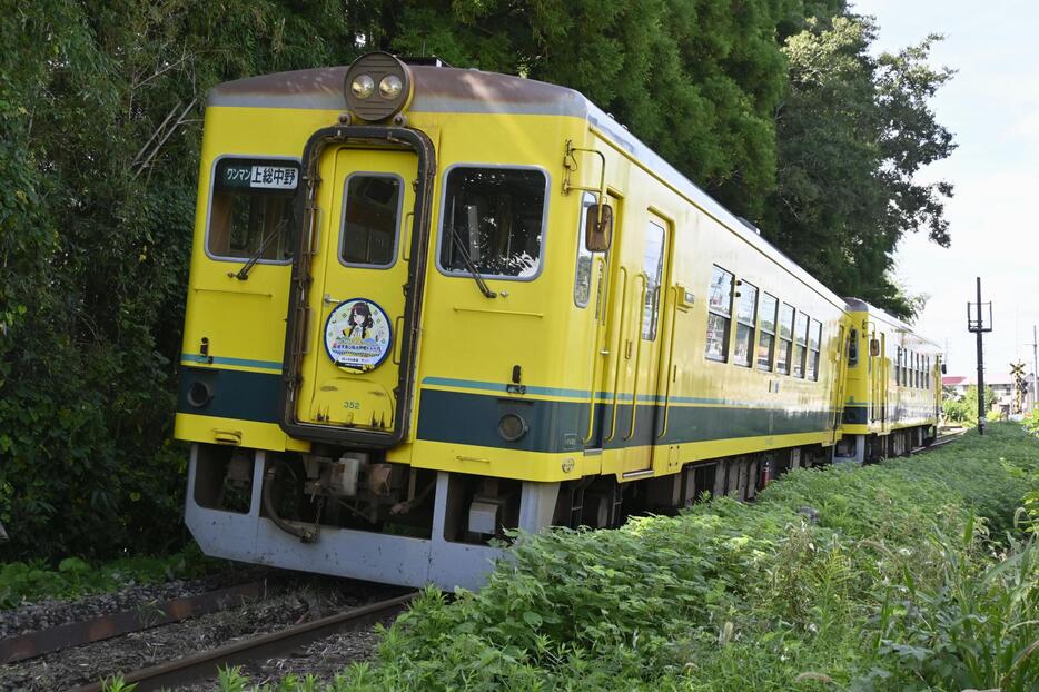 脱線したいすみ鉄道の普通列車＝4日午後0時35分、千葉県いすみ市