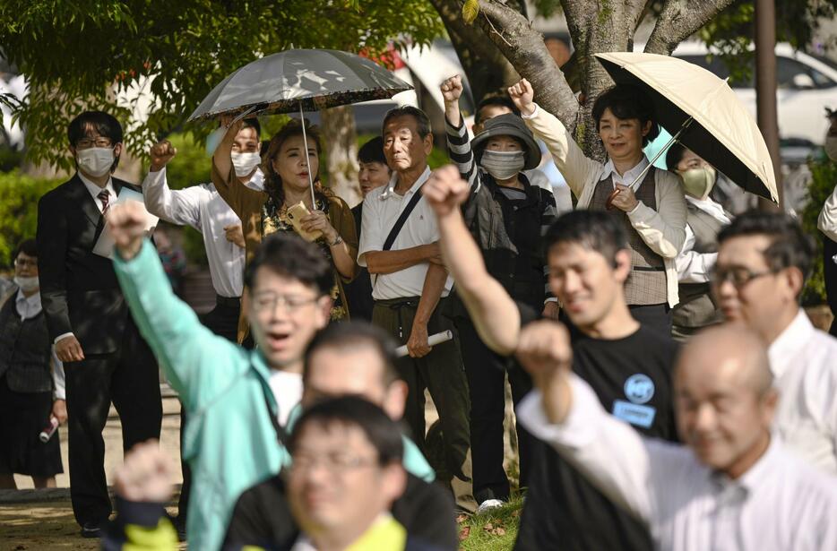 街頭演説に集まった有権者ら＝16日午後、香川県内（画像の一部を加工しています）