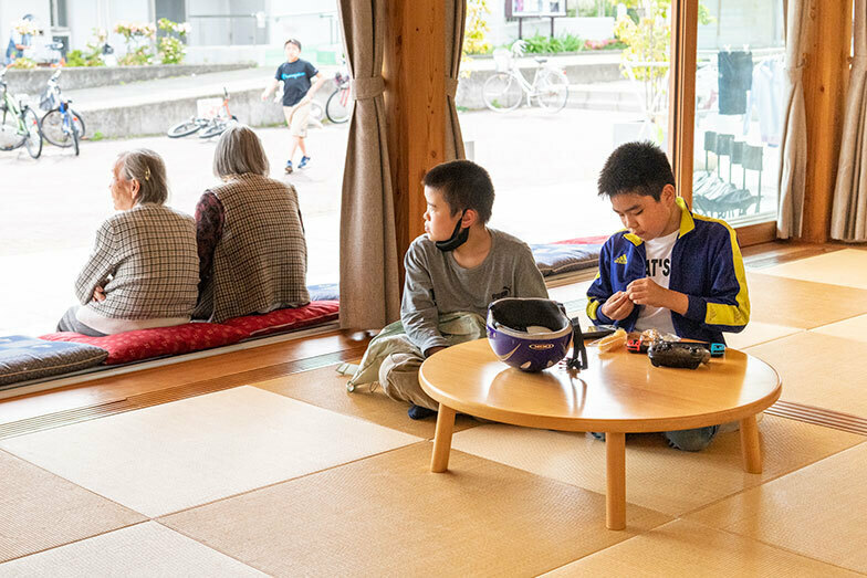 縁側でくつろぐ小学生と高齢者。時折会話をする姿も（写真撮影／桑田 瑞穂）