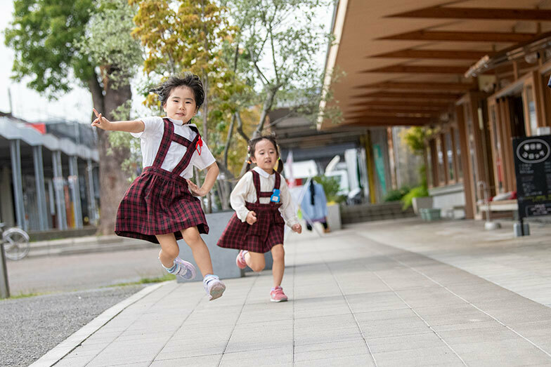 幼稚園帰りに毎日足を延ばす子どもたち。ここは彼女たちの遊び場なのだ（写真撮影／桑田 瑞穂）