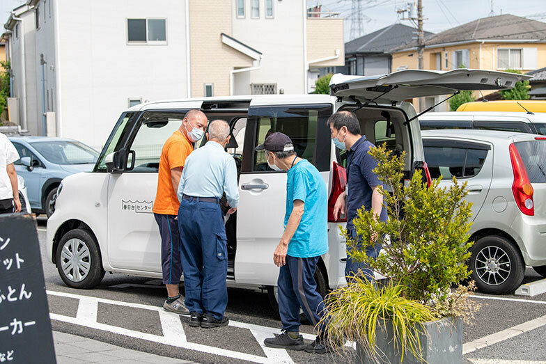 介護サービス利用者を送迎（写真撮影／桑田 瑞穂）