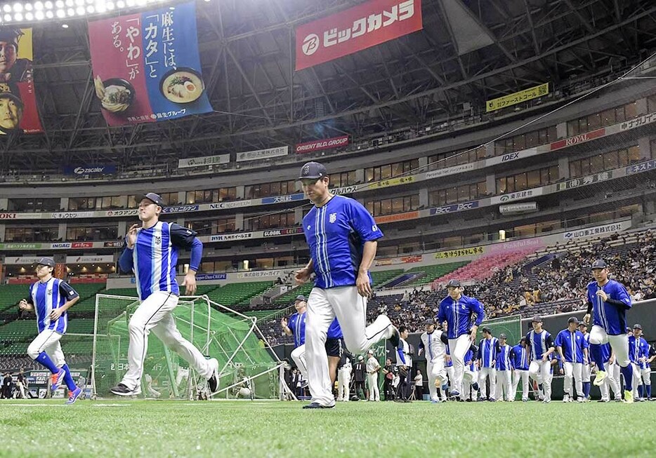 試合前のアップをする横浜ＤｅＮＡの選手ら＝みずほペイペイドーム（花輪　久写す）