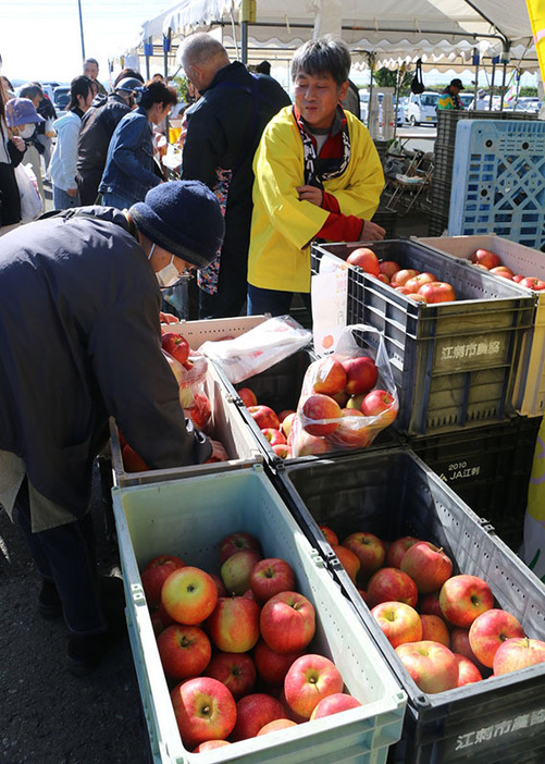 リンゴの詰め放題販売が人気を集めた江刺産業まつり