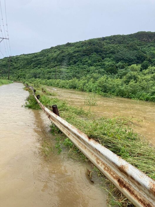 田原川（右）が増水し冠水した道路＝4日午後時半ごろ、与那国町（読者提供）