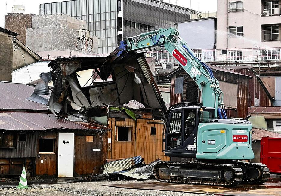 旦過市場南東側の木造建物を解体する重機（28日午前9時27分、北九州市で）＝牟田口洸介撮影