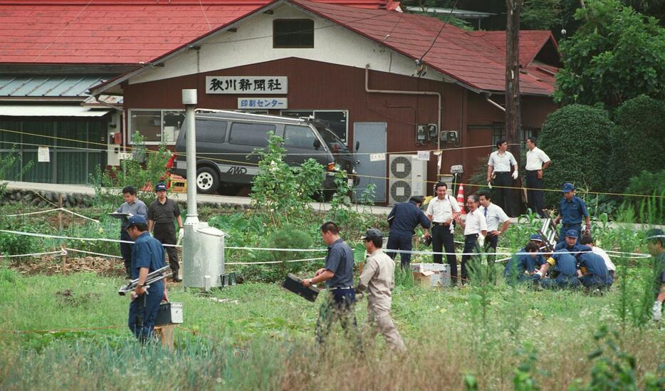 1989年、宮崎勤容疑者の自宅前の畑の捜索を開始した埼玉県警の捜査員　©時事通信社