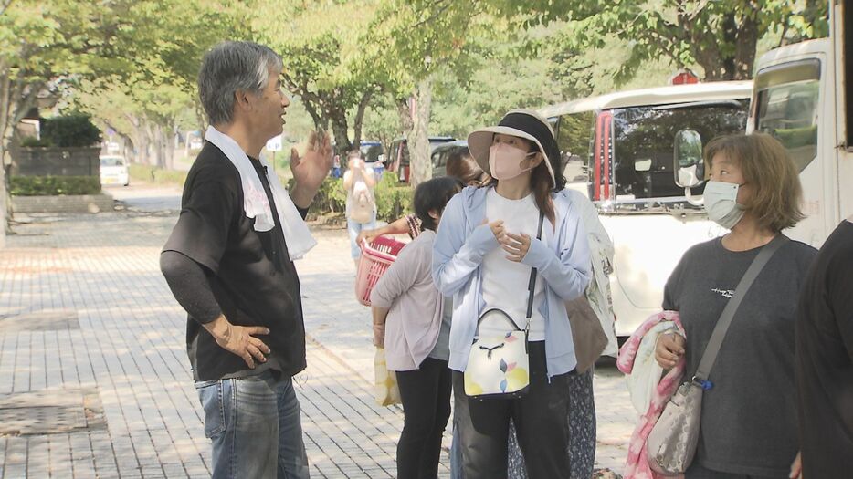 住民を励ます星野さん