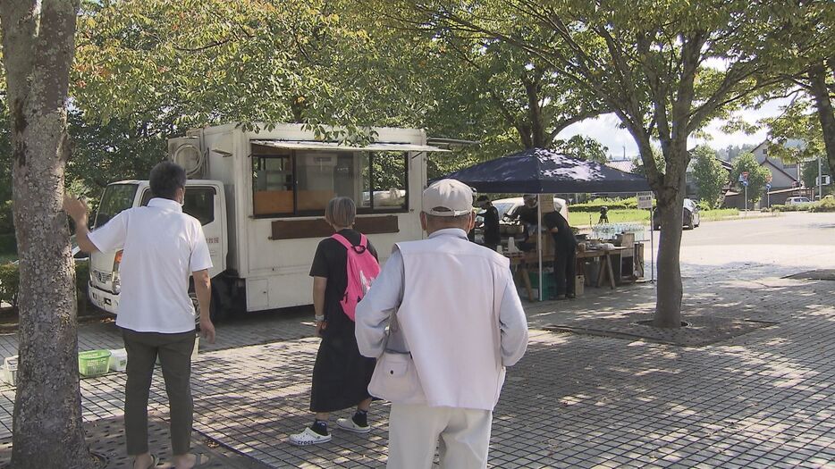 炊き出しに集まる住民