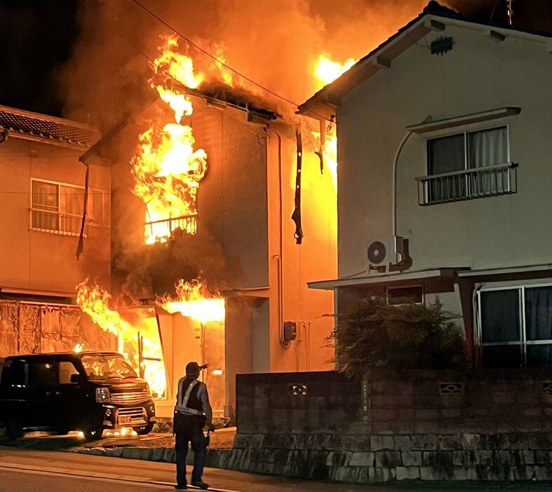 炎を上げて燃える民家＝24日午前2時20分ごろ、広島市佐伯区（住民提供）