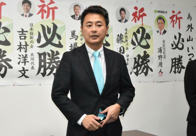 支援者らに敗北を宣言する外山斎さん＝２７日午後８時２分、宮崎市中村西２丁目の選挙事務所