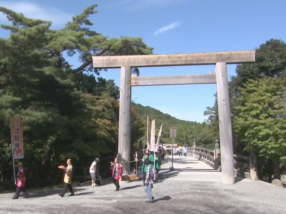 伊勢神宮に次郎柿を奉納するJAの職員ら 三重県伊勢市