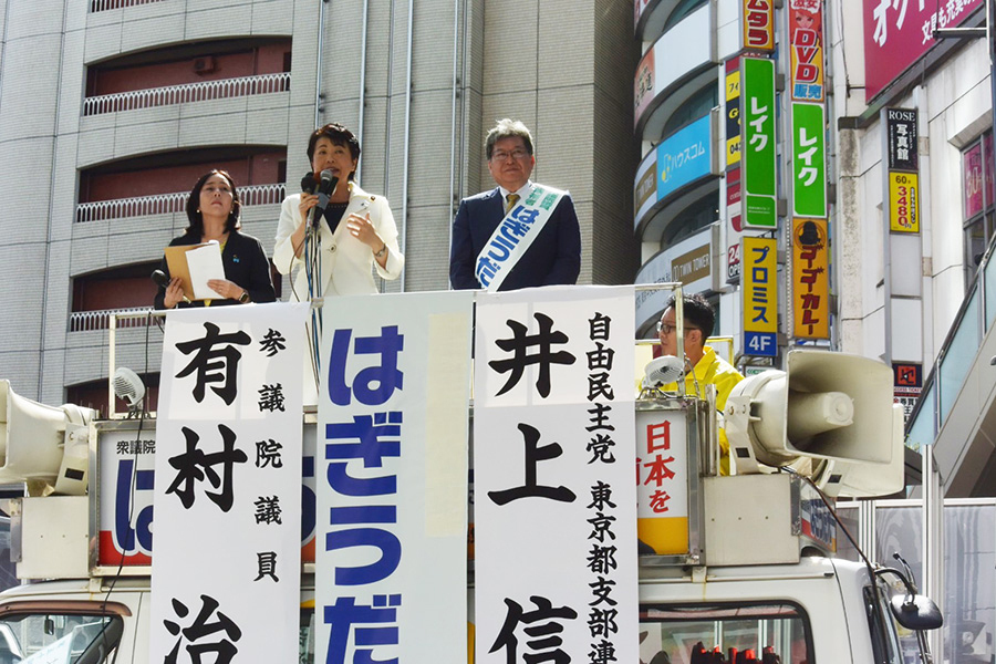 無所属で立候補した萩生田光一氏（右）【写真：ENCOUNT編集部】