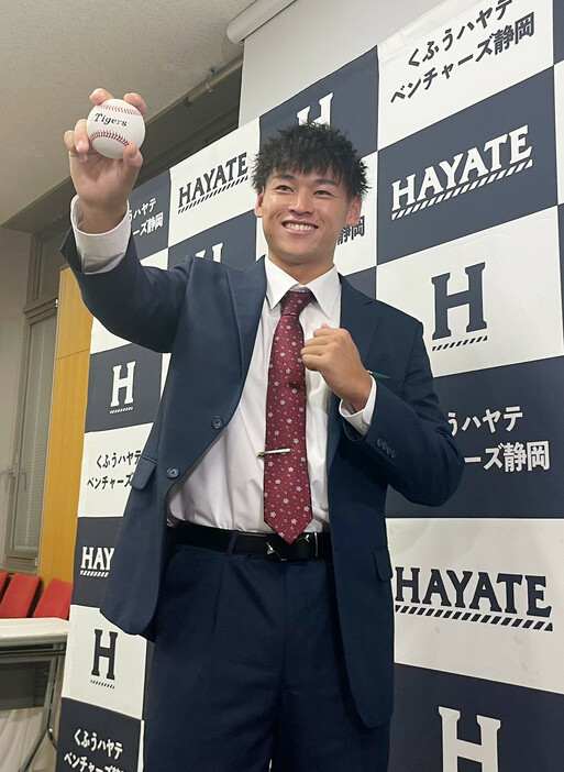 プロ野球ドラフト。阪神に育成３位で指名され、笑顔を見せるくふうハヤテの早川太貴投手＝２４日、静岡市