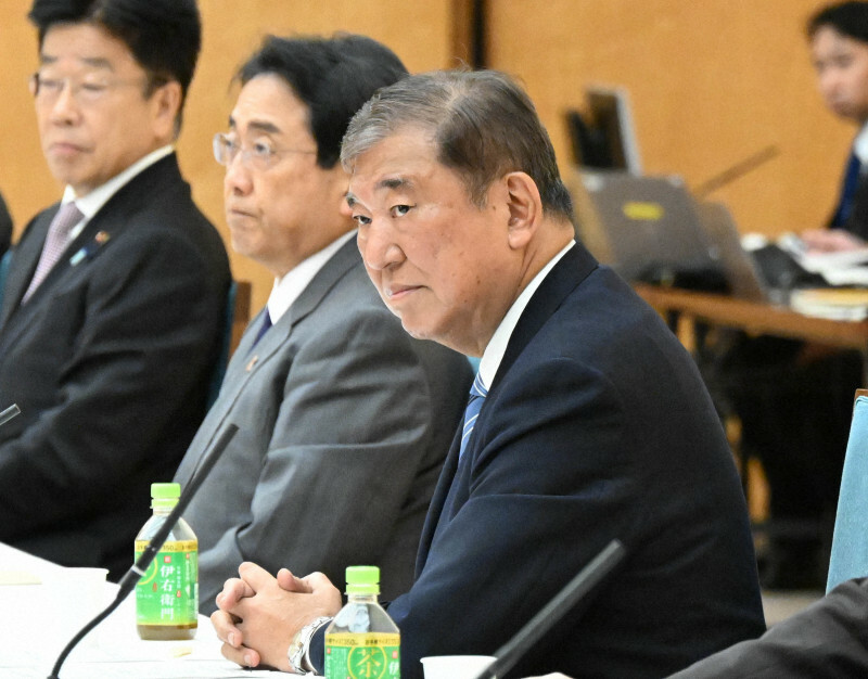 新しい資本主義実現会議に臨む石破茂首相（右）。中央は赤沢亮正新しい資本主義担当相＝首相官邸で2024年10月30日午後5時51分、平田明浩撮影