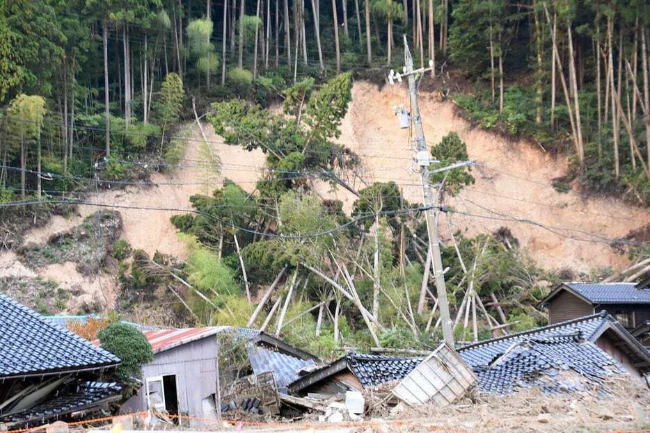 能登半島を襲った記録的豪雨発生の土砂崩れ現場。発生から1カ月がたっても、ほぼ手つかずの状態だ＝18日午後、石川県輪島市町野町（藤木祥平撮影）