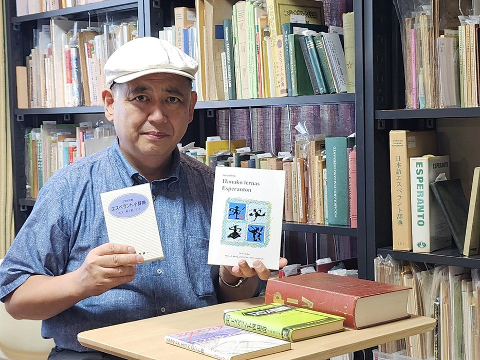 エスペラント語の学習書や辞書は、市中の書店ではなかなか手に入りませんが、実は色々と存在します。エスペラント博物館よこはまでも一部の書籍を取り扱っています（博物館の詳細は最終回で紹介します）