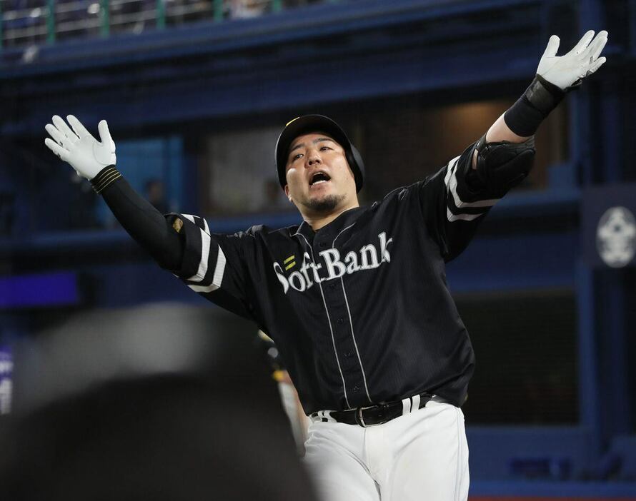 日本シリーズ〝初どすこい〟を決めた山川を王会長（顔写真）も絶賛＝27日、横浜スタジアム