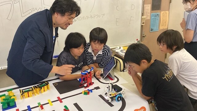 区立笹塚小学校では、GMOインターネットグループがロボットプログラミングのクラブ活動を支援。ロボットコンテストなどへの出場も目指しています。