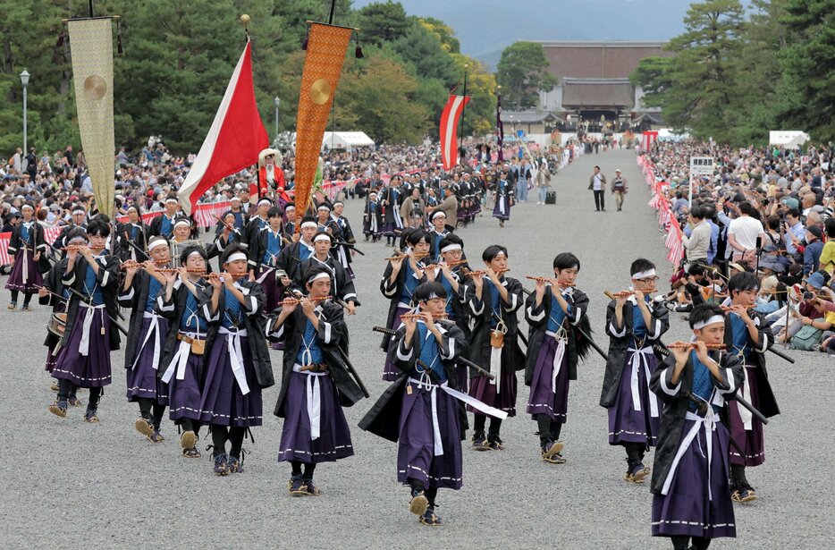 京都御苑を進む時代祭の行列（２２日午後０時２１分、京都市上京区）＝撮影・佐伯友章