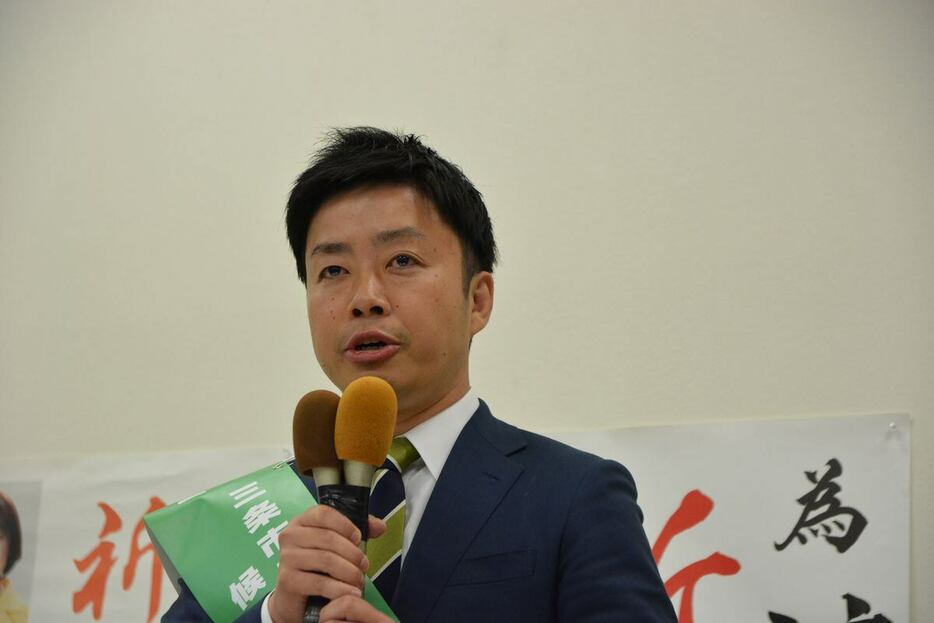 新潟県三条市長選で無投票再選が決まり、支援者にあいさつする滝沢亮氏＝20日午後、同市（本田賢一撮影）