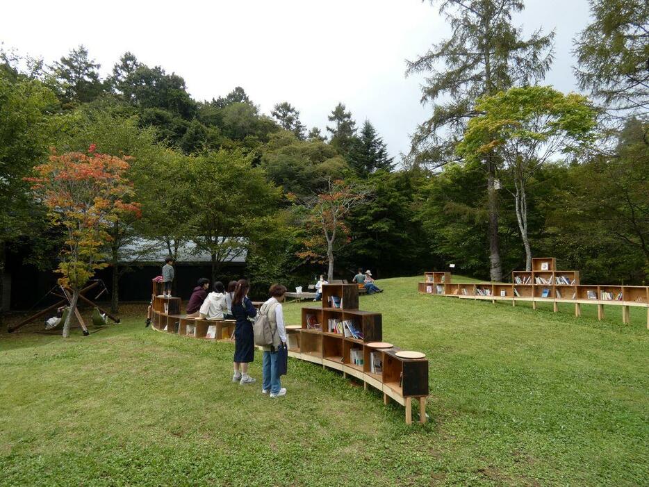 軽井沢星野エリアで「紅葉図書館」　ハンモック貸し出し、「本のリレー」も