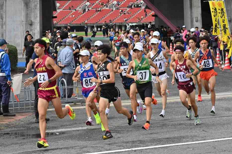 沿道に駆け出す男子１区の選手たち（上杉勇太）