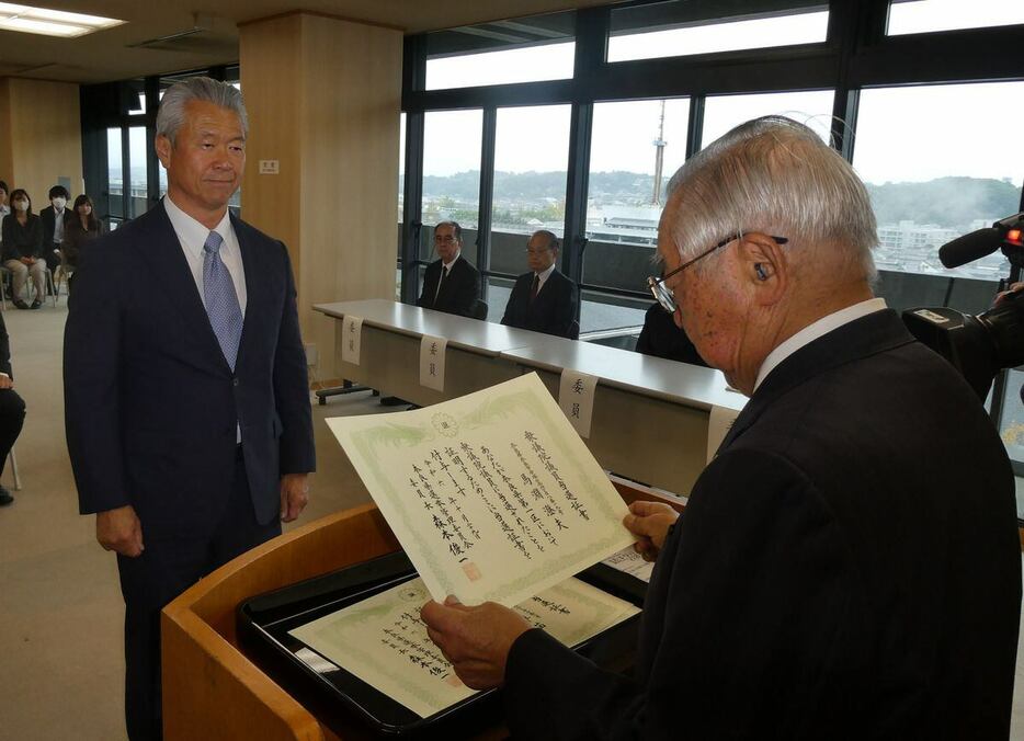 奈良県選管の森本委員長から当選証書を受け取る馬淵澄夫氏＝県庁