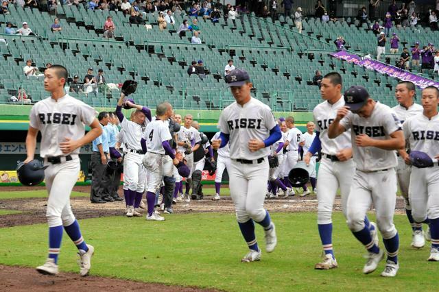 近畿大会1回戦で敗れ、うつむく履正社の選手たち=2024年10月19日、ほっともっと神戸、大坂尚子撮影