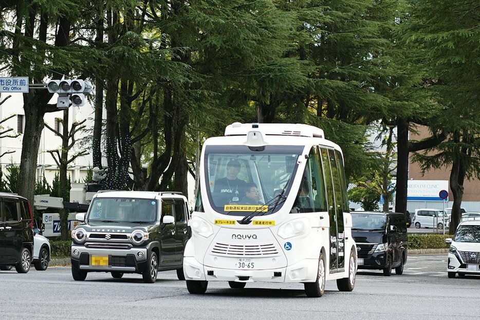 駅から走ってくる自動運転EVバス