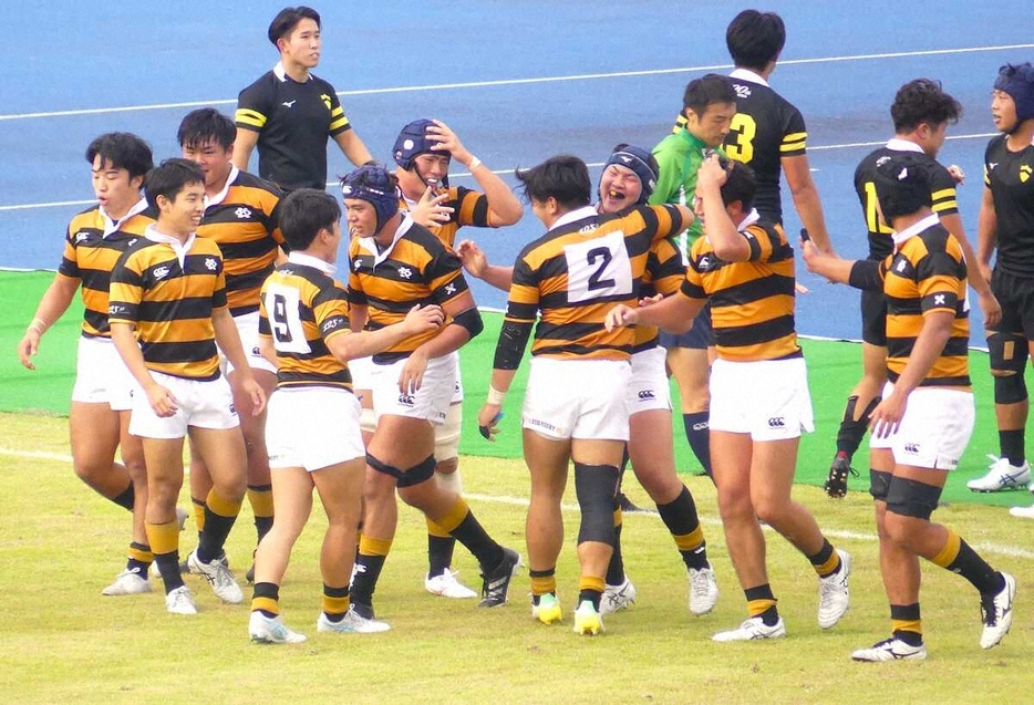 関東大学ラグビー対抗戦＜慶大・青学大＞勝ち越しトライを決め、喜び合う慶大フィフティーン（撮影・前川　晋作）